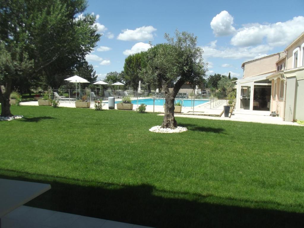 Le Domaine Des Oliviers Hotell Pierrelatte Exteriör bild